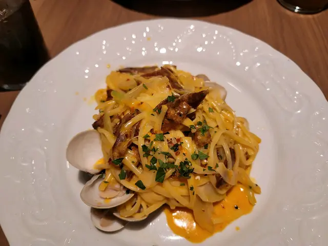 呢個好少少，個汁都係好淡，D辣肉腸硬到好似冇煮過