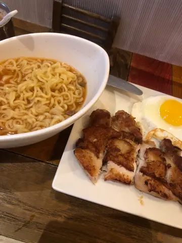 早餐  鸡扒蛋 辛辣面