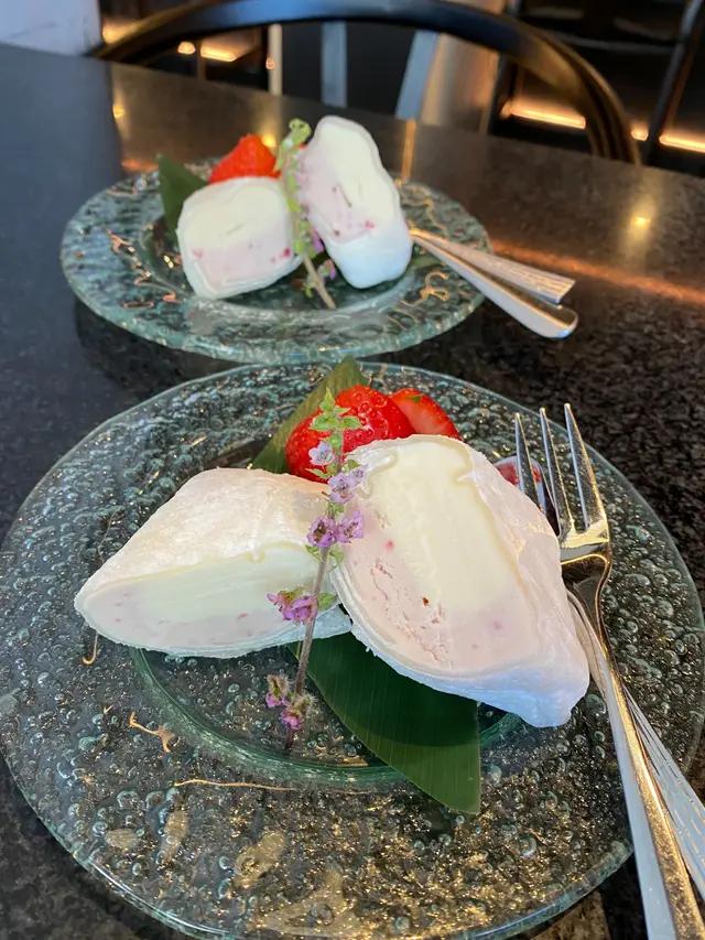 雙色雪糕糯米卷伴日本產士多啤梨