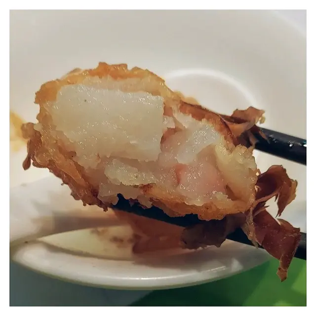 蘿蔔糕入口即溶，外皮香脆熱辣辣，配上千島醬酸酸甜甜，既開胃又具滿足感。🤤