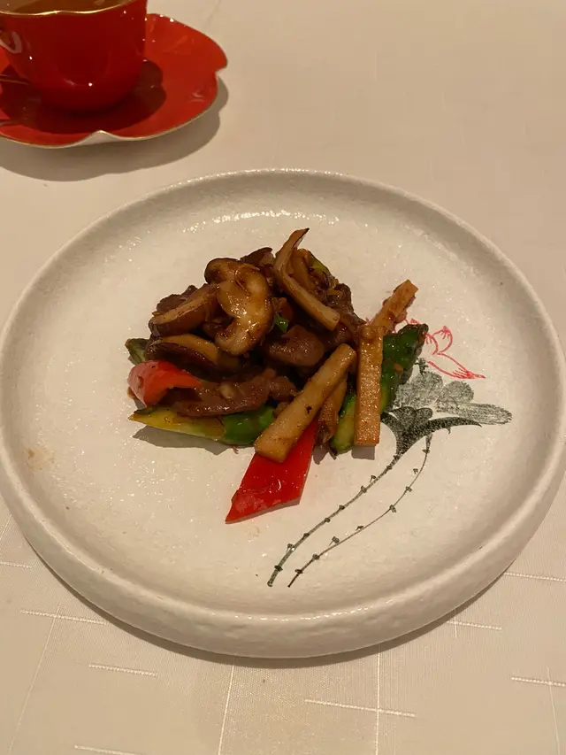 XO醬鮮蘆筍炒乳鴿圃