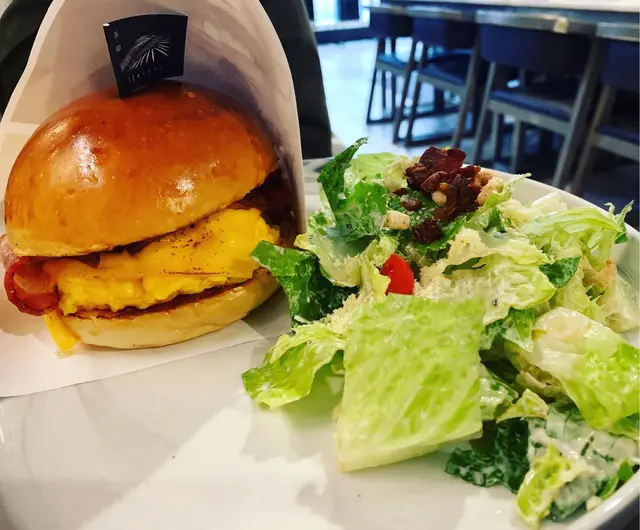 炒蛋滑煙肉不算太鹽，不錯