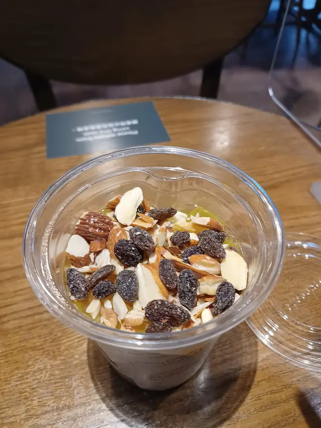 個純素奇亞籽芒果燕麥奶芭菲係甜品。將芒果肉混入燕麥及其他碎果仁。好味。我個人未食過此等甜品。