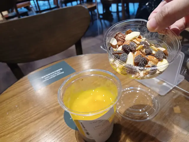 個純素奇亞籽芒果燕麥奶芭菲係甜品。將芒果肉混入燕麥及其他碎果仁。好味。我個人未食過此等甜品。