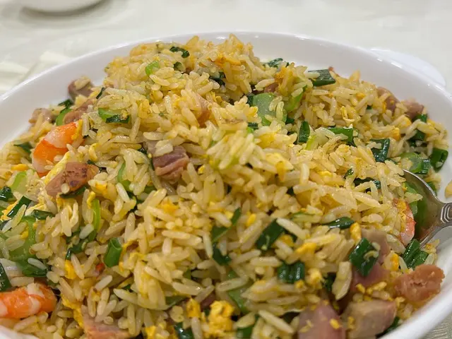 炒飯粒粒分明，蝦仁新鮮，叉燒正常。個炒飯唔會話好乾身，仲配上蔥花+菜心…..唔錯☺️