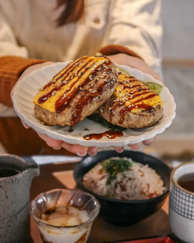 烤芝士漢堡扒伴海苔肉鬆