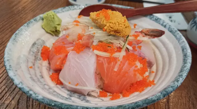 海膽什錦魚生飯