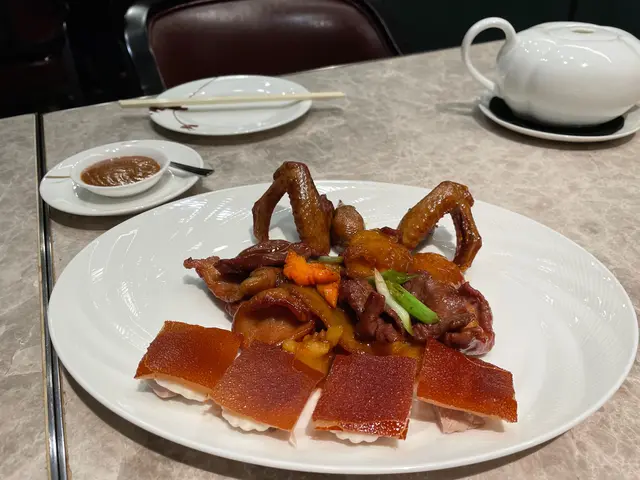 鵝肝醬乳豬件伴海參乳鴿脯