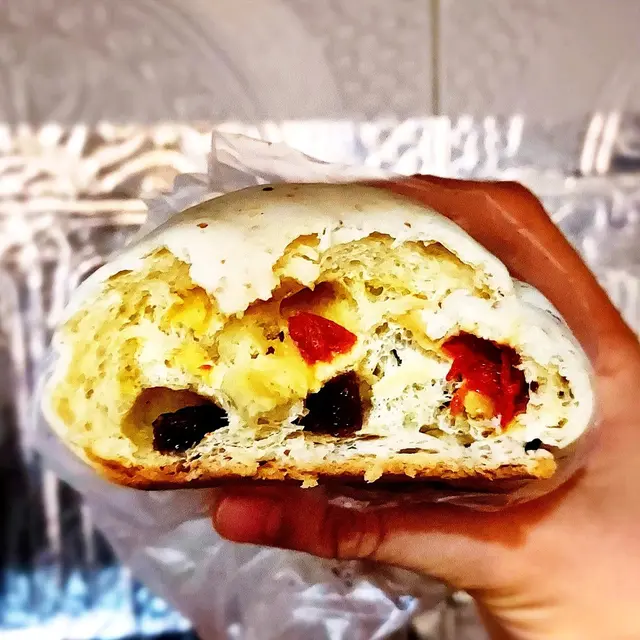 杞子同提子酸甜適中好開胃，加埋香脆可口嘅夏威夷果仁、葵花籽同粟米，口味既豐富又有層次。麵包嘅外皮偏硬身但總算一咬鬆化，內裡質感相當軟熟，健康美食又一選擇。😉