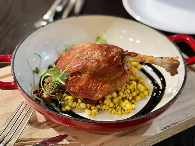 法國油封鴨髀配南瓜燴薏米。意大利黑醋汁