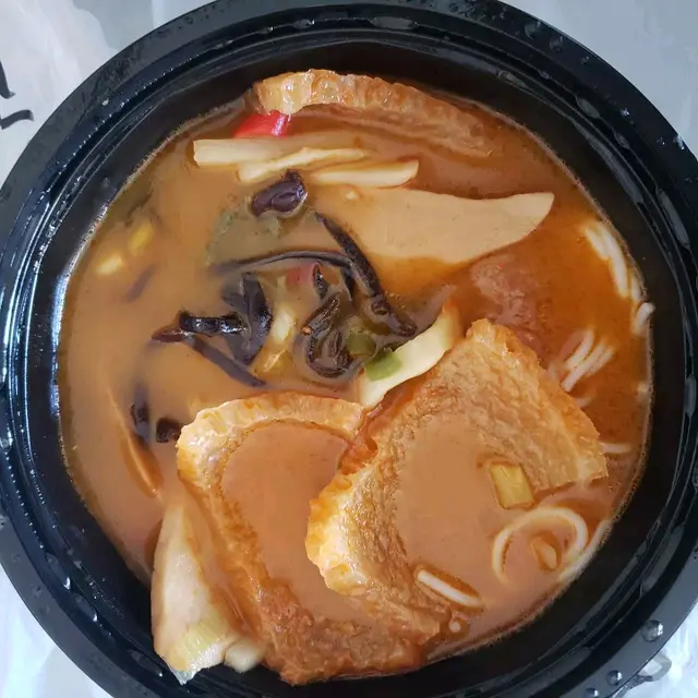 酸螺湯米線配海螺片及麻辣豬皮