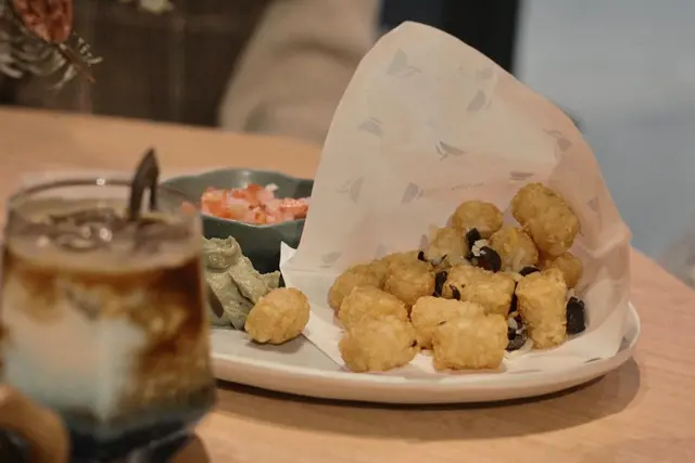 🥔炸薯球配番茄沙沙牛油果醬
