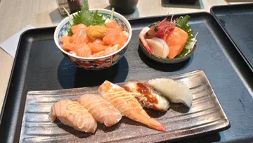 迷你三文魚粒粒海膽飯 拼火炙壽司