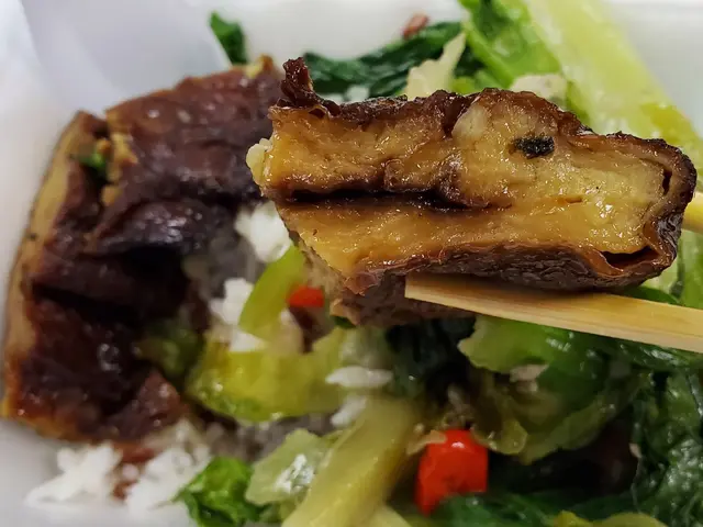 鴻運素乳豬、椒絲腐乳炒唐生菜 配飯