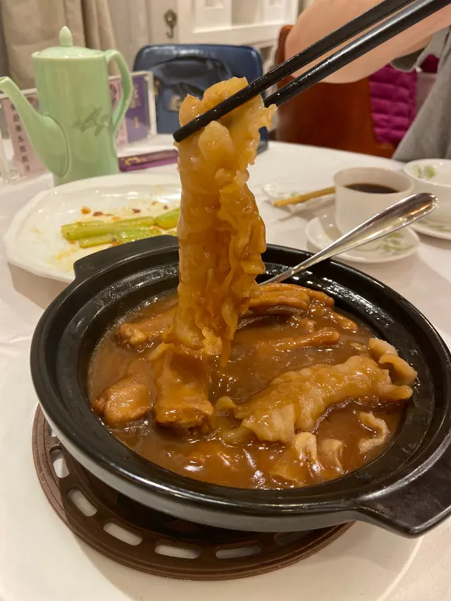 蠔皇花膠扣鵝掌煲