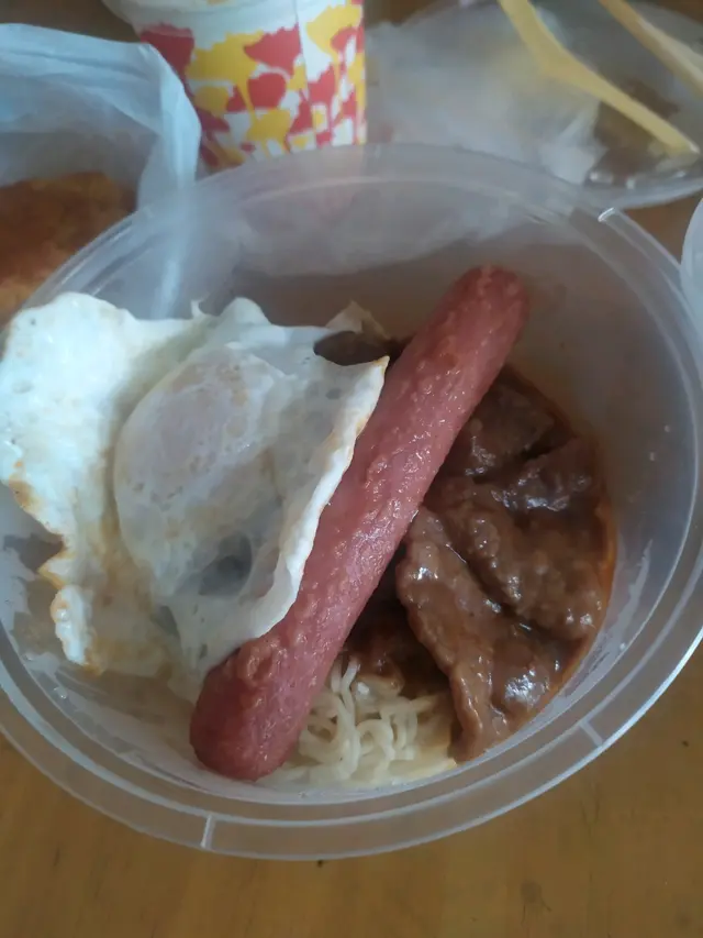 雖說是沙嗲牛肉，但味道是帶點五香肉丁醬汁的味道。牛肉口感適中，不會過韌或過腍。