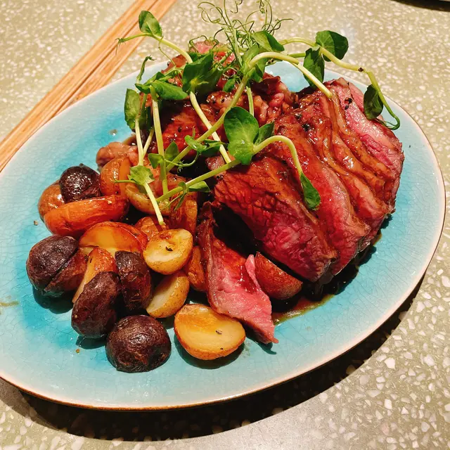 慢煮牛肋骨配香草三色薯仔