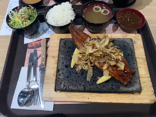 鰻魚肉嫩肥美,沾滿甜甜地的燒汁