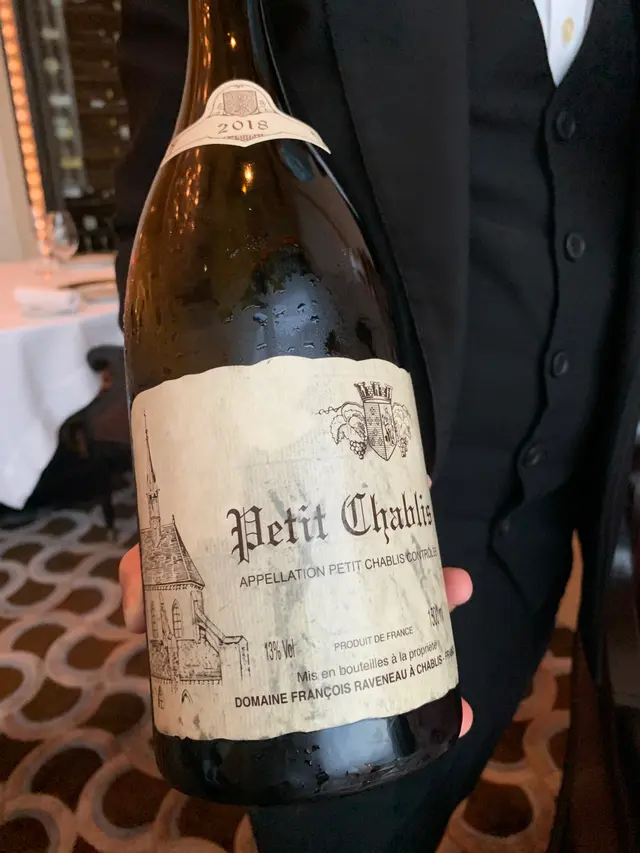 由品酒師介紹，唔識欣賞，即刻飲，air左一陣再飲，配野食再飲，都係水水同酸味偏重，不喜歡。