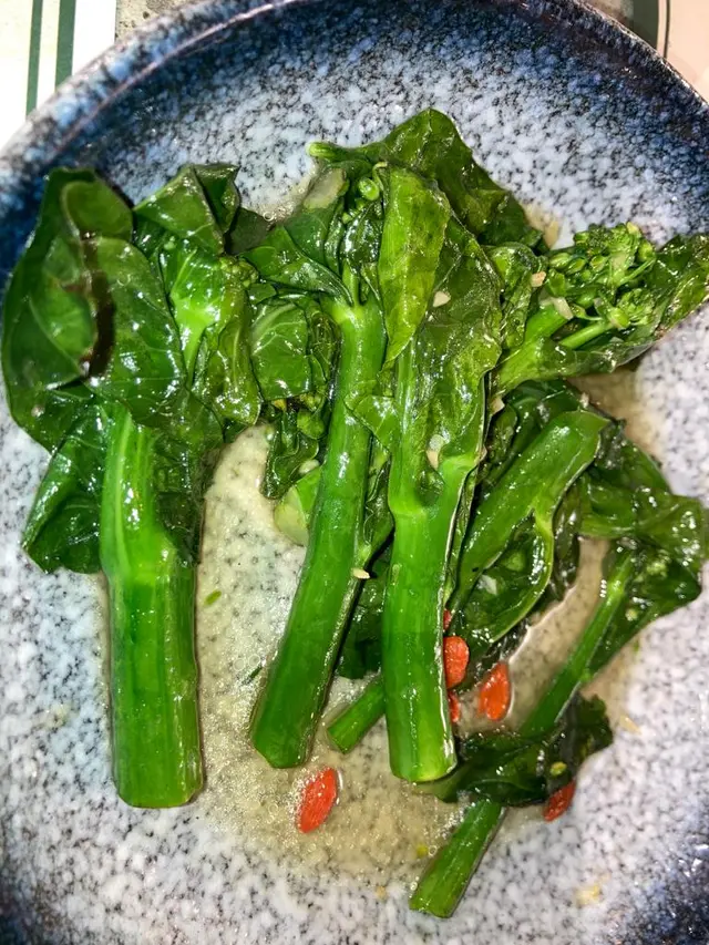 食咗一半啦 - 連菜葉都炒得唔透