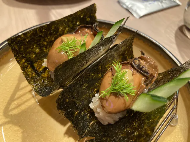 叫一份會有兩口飯，食物放喺一個係幾精緻嘅架上面