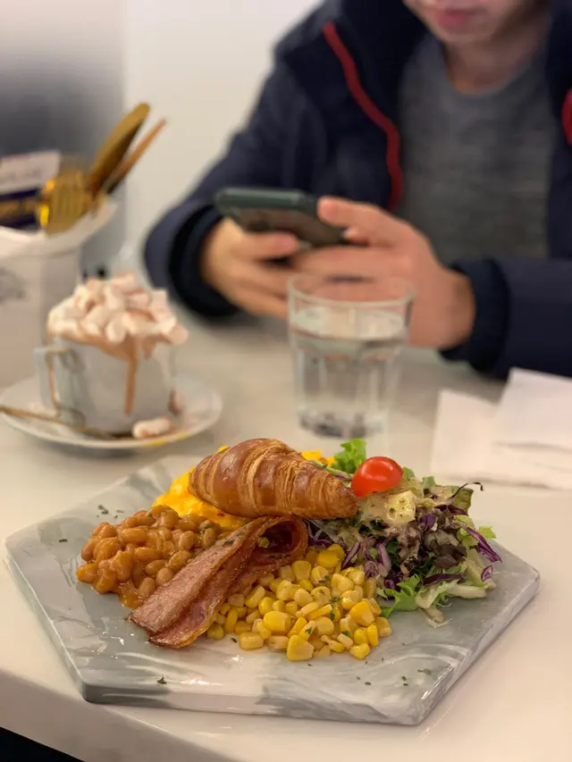 牛角包又凍又硬。分量亦唔見得有各大foodie形容既抵食