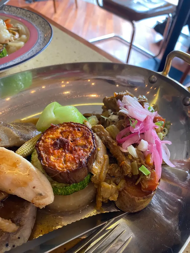 香煎紐西蘭雞胸肉 油封幼嫩牛舌 配炸美國薯仔及香噴噴羊肉雜菜咖喱醬