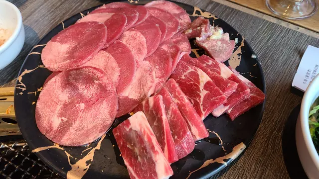 牛舌原味，黑胡椒牛舌，牛肋肉燒肉汁，肩脊肉燒肉汁