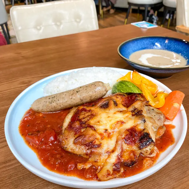 馬蘇里芝士蕃茄醬烤大雞扒紐倫堡腸配白飯