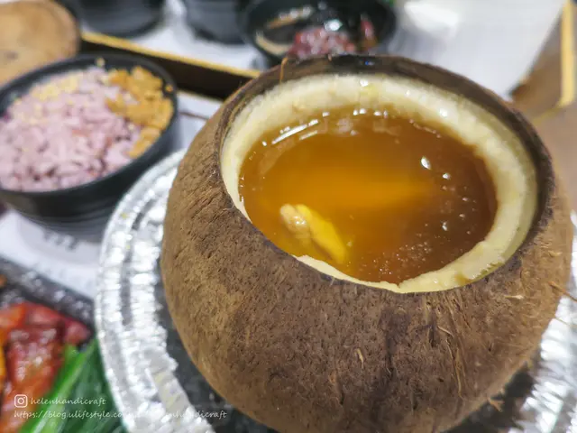 蟲草花乾貝土雞燉鮮鮑椰小盅