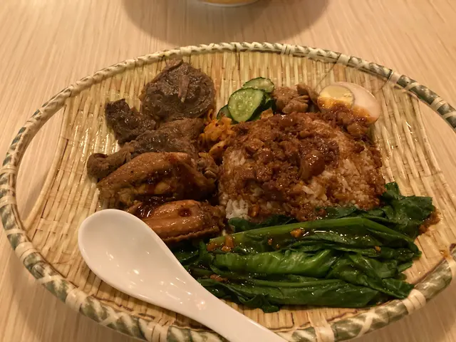 牛肉拼雞翅滷肉飯