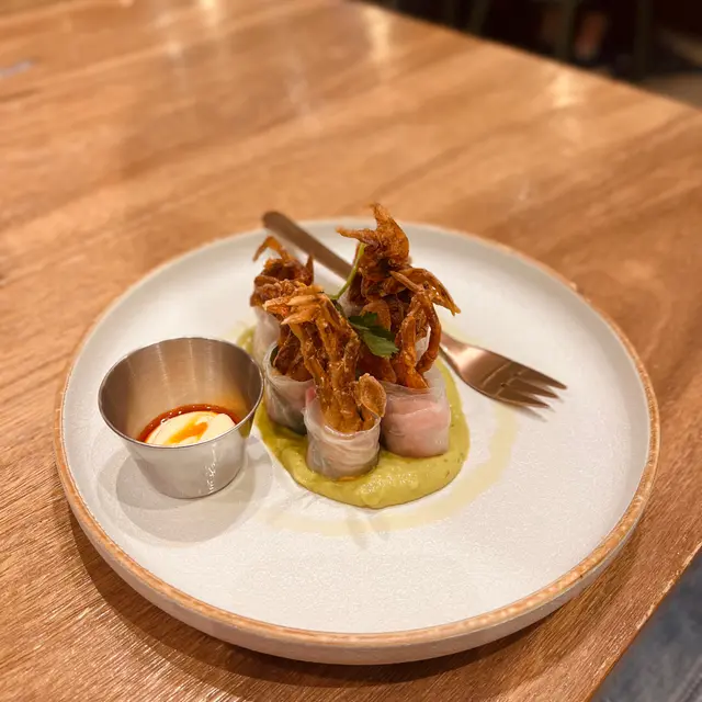 脆炸軟殼蟹米紙卷配牛油果醬