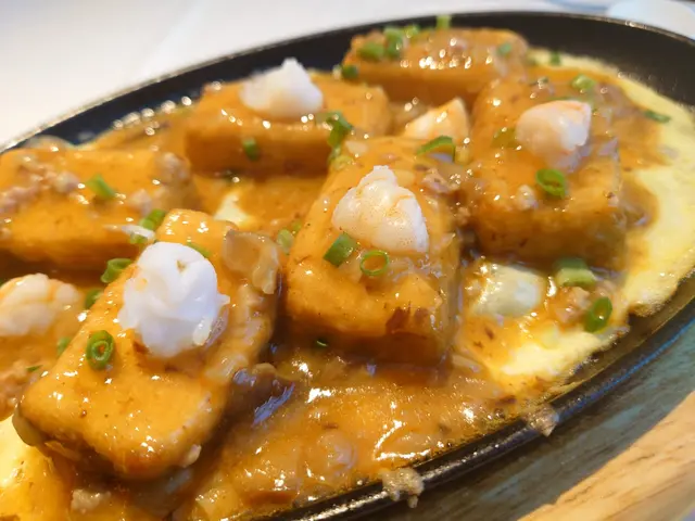 一上菜嘅時候賣相已經非常吸引，豆腐表面有炸鍋，裏面非常嫩，完全無豆腥味，爭啲以爲自己食緊蒸蛋。醬汁好惹味但又唔會太鹹，加上豆腐下面有一層蛋漿，一齊食更香。每一舊豆腐上面有Q彈的蝦仁，令到成個餸更高級：P 雖然價錢稍微貴啲，但味道確實有保證。