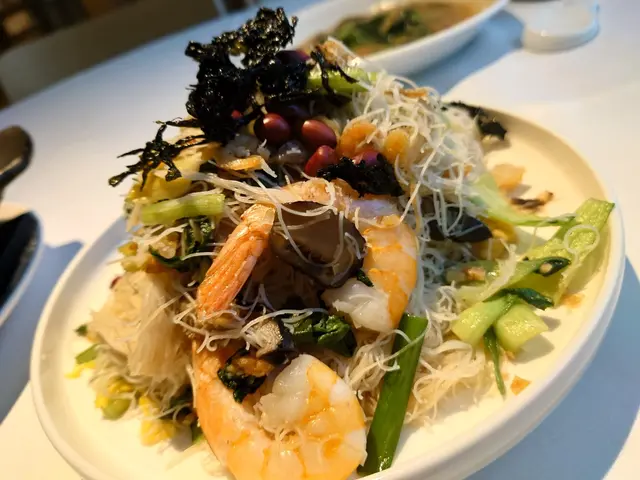 非常足料而且乾身的炒米粉。有紫菜、花生、大蝦仁、細蝦乾、蜆等材料。米粉配一碟辣椒醬，如果比較重口味的朋友可以撈少少一齊食。我本身麻麻地鍾意米粉，都覺得ok。老公更加覺得贊不絕口。細份已經足夠兩個人食。