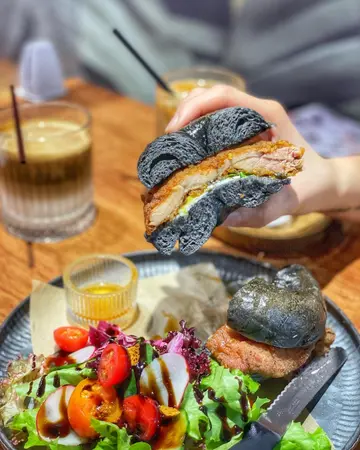 香辣秘製糖漿脆炸雞·竹炭貝果