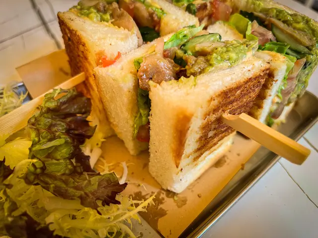 烤雞配牛油果醬日式三文治