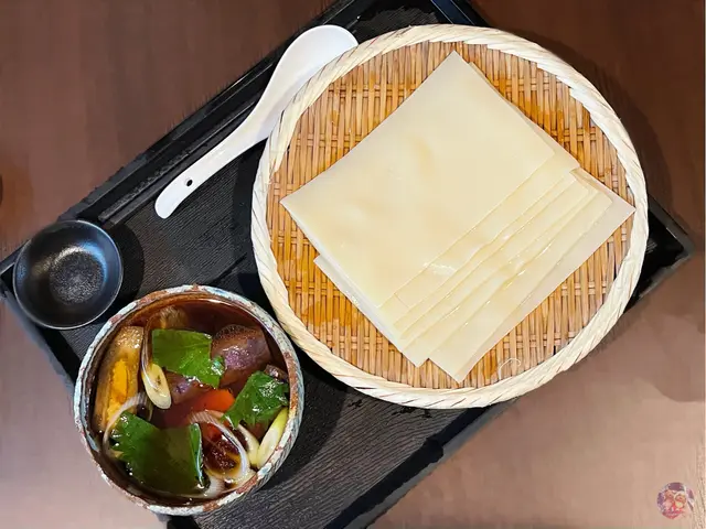 鴨肉入沾白布烏冬