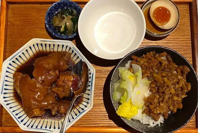 豬手的確好膠好稔,鹵肉飯味道好濃,流心鹵蛋蛋黃稱得上有水準