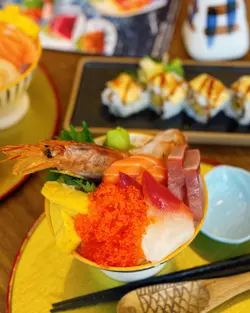 三文魚、油甘魚、帶子、北寄貝、赤蝦、蟹籽、玉子燒丼飯