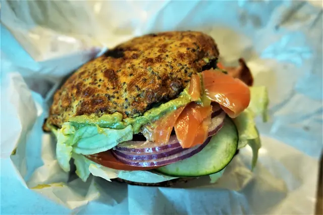 煙三文魚牛油果生酮漢堡