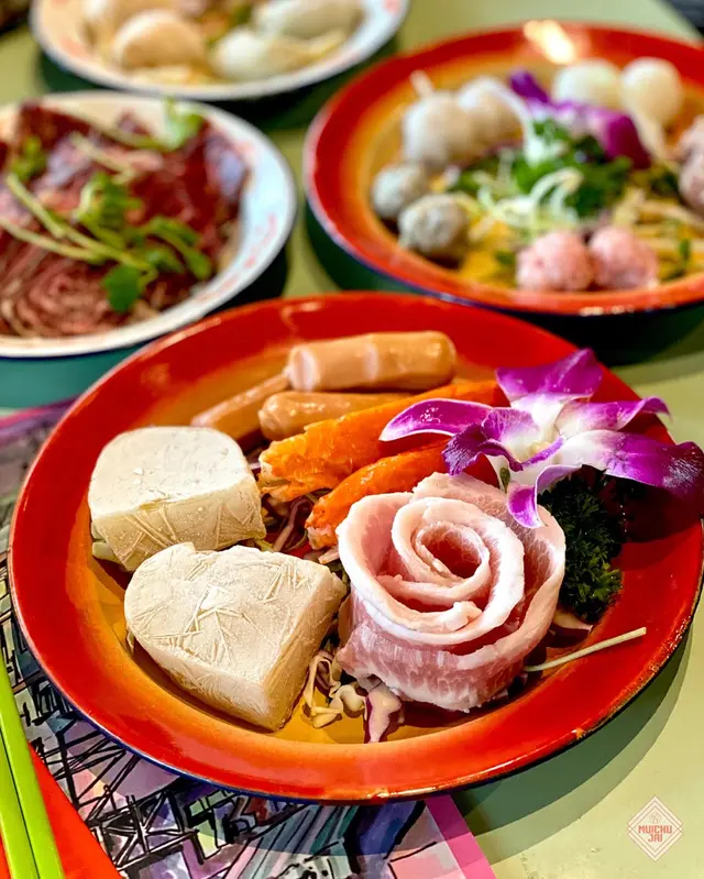 豬頸肉片、冰豆腐、頂級蟹柳、芝士腸