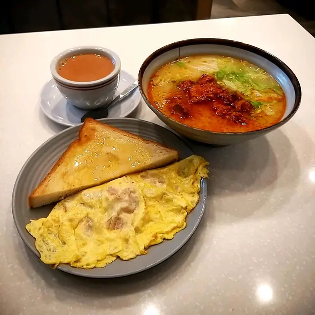 五香肉丁嘅辣度可以接受，米線嘅口感亦都夠滑溜，就係平時喺茶記會食到嘅味道。🤤