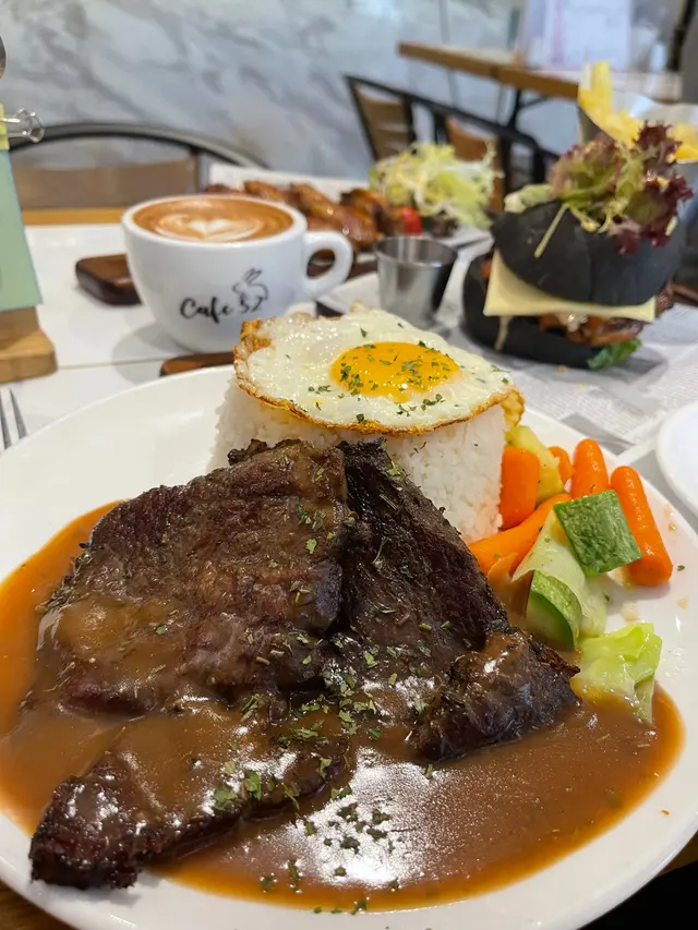 煎蛋肉眼扒配迷迭香燒汁