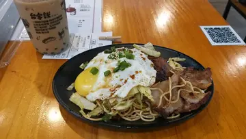 鹹豬肉太陽蛋炒麵
