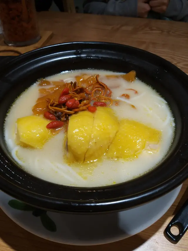 蟲草花膠雞湯米線