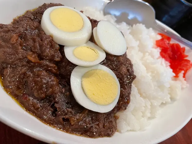 非一般的牛肉飯，磨爛的牛肉混入咖哩中，有牛味亦有咖哩味！正