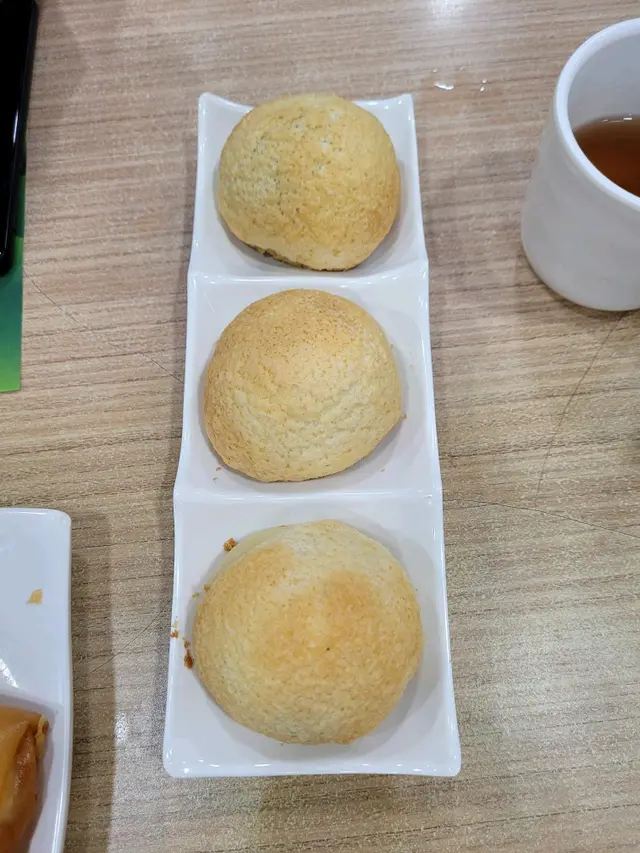 呢個酥皮焗叉燒包真係鎮店之寶,叉燒嘅料真係好足, 屬於必食點心之一。