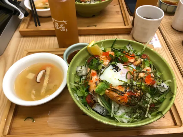 好多軟硬程度啱啱好嘅牛油果又有火龍果，加埋慢煮三文魚一流～