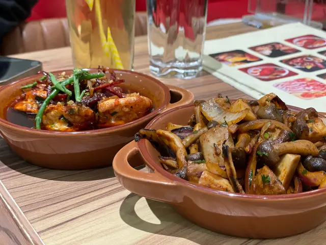 香蒜蘑菇配紅洋蔥 + 香煎紅椒香蒜大蝦