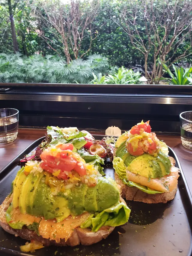 牛油果煙三文魚配酸種麵包